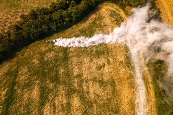Luftaufnahme Eines Traktors Der Kalk Auf Landwirtschaftlichen Feldern Verteilt Die — Stockfoto