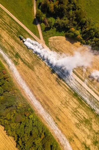 Luftaufnahme Eines Traktors Der Kalk Auf Landwirtschaftlichen Feldern Verteilt Die — Stockfoto