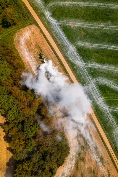 Vista Aérea Tractor Que Espalha Cal Nos Campos Agrícolas Para — Fotografia de Stock