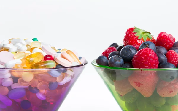 Estilo de vida saludable, concepto de dieta, frutas y pastillas, suplementos vitamínicos con espacio para copiar sobre fondo blanco —  Fotos de Stock