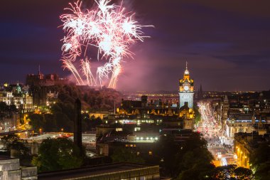Edinburgh Kalesi ve balmoral Saat Kulesi üzerinde havai fişek ile cityscape