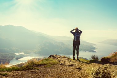 Dağ zevk Vadisi üstüne kadın hiker görüntülemek, Ben A'an, Loch Katrina, Highlands, İskoçya, Birleşik Krallık, sigorta kavramı