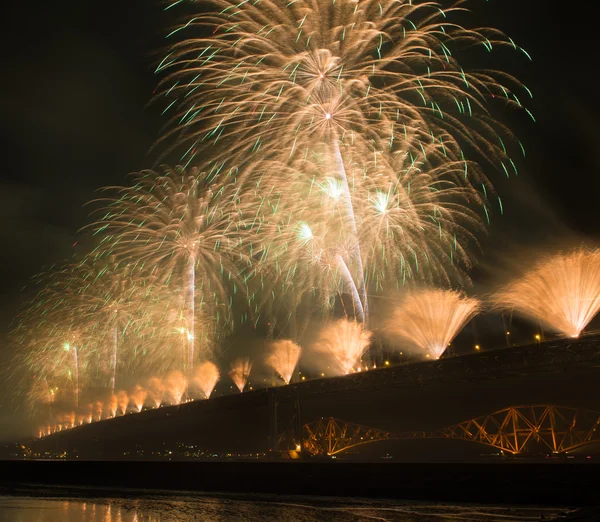 Fogos de artifício sobre Forth road bridge, Edimburgo, Escócia, Reino Unido — Fotografia de Stock