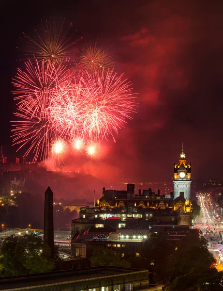 Edinburgh stadsgezicht met vuurwerk over de kasteel en balmoral clock tower — Stockfoto