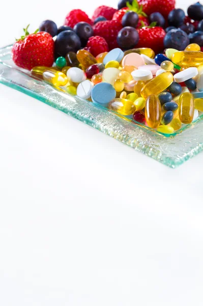 Estilo de vida saudável, conceito de dieta, Frutas e pílulas, suplementos vitamínicos com espaço de cópia no fundo branco — Fotografia de Stock