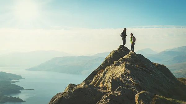 Due escursioniste sulla cima della montagna godendo della vista sulla valle, Ben A'an, Loch Katrina, Highlands, Scozia, Regno Unito — Foto Stock