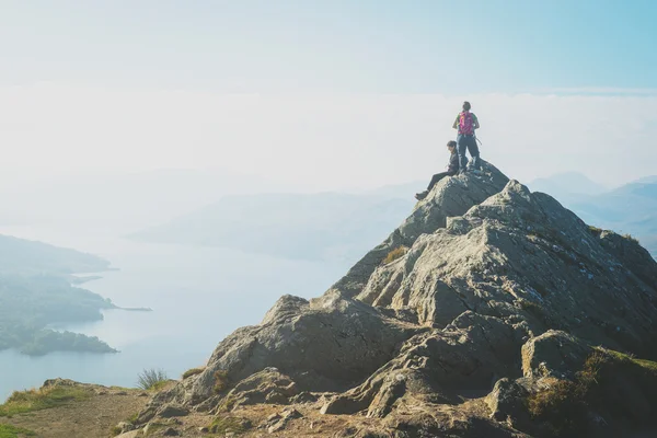 Két női túrázók a hegy tetején élvezi völgy kilátás, Ben A 'an, Loch Katrina, Felföld, Skócia, Egyesült Királyság — Stock Fotó
