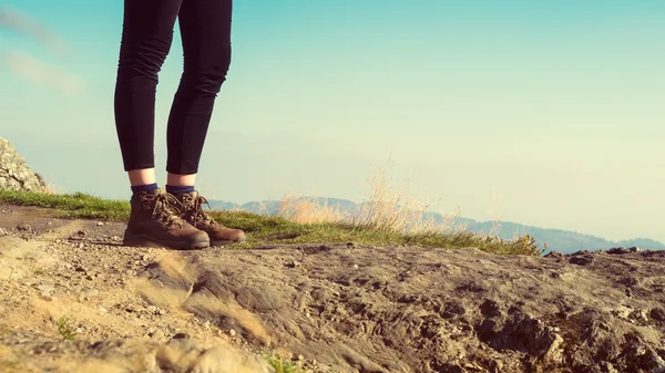 Unrecognizable escursionista femminile sulla cima della montagna indossando scarponi da trekking, Ben A'an, Loch Katrina, Highlands, Scozia, Regno Unito — Foto Stock