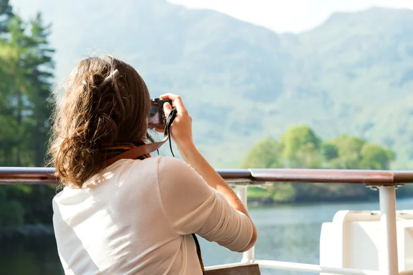 Neznámá mladá fena užívající si projížďky na lodi, fotografování, Loch Katrina, Scottish Highlands, Velká Británie — Stock fotografie