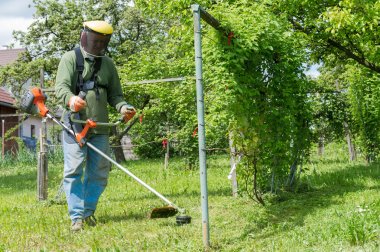 Güç aracı dize çim düzeltici biçme kesme çim ile erkek işçi