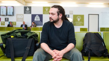 Yakışıklı genç bir Havaalanı lounge bekleyen dreadlocks ile.