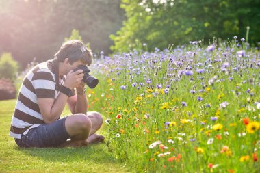 Botanik Bahçeleri içinde genç yakışıklı beyaz fotoğraf