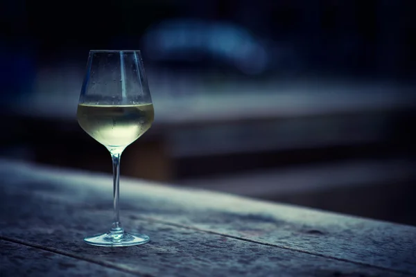 Kleurenafbeelding gekoeld witte wijn in een glas, met kopie ruimte — Stockfoto