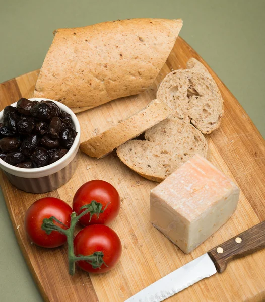 Chleb i ser, pyszne organiczny krem mleko ser, oliwki i domowy chleb i dojrzałe pomidory na deska — Zdjęcie stockowe