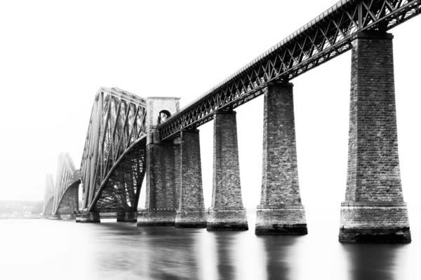 Czarna idealna biały obraz Firth of Forth Bridge w South Queensferry, Edynburg, Szkocja — Zdjęcie stockowe