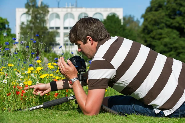 Young handsome caucasian photographer, videographer in botanic gardens — Stock Photo, Image
