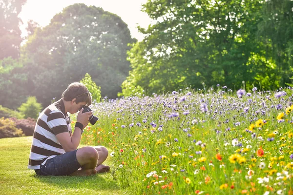 Young handsome caucasian photographer in botanic gardens — Stock Photo, Image