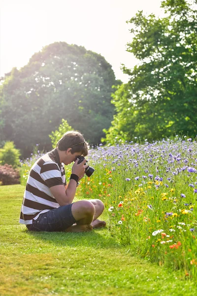 Young handsome caucasian photographer in botanic gardens — Stock Photo, Image