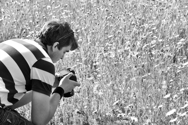Joven fotógrafo caucásico guapo, videógrafo en jardines botánicos — Foto de Stock