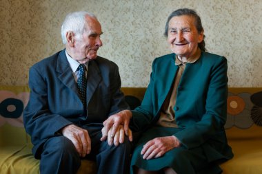 Şirin 80 artı yıl yaşlı evli çift evlerinde bir portre için poz. Aşk sonsuza kadar kavramı.