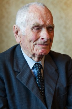 Yakışıklı 80 yaşındaki komuta sizde onun evinde bir portre için poz artı.