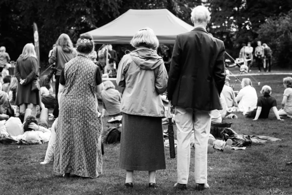Older generation, seniors, enjoying an outdoors music, culture, — Stock Photo, Image