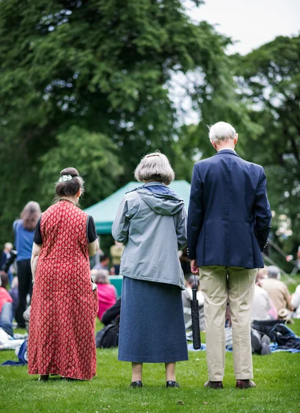 노인들, 야외 음악, 문화, 지역 행사, 축제를 즐기는 노인들. — 스톡 사진