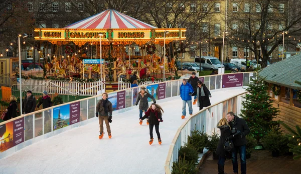 ЭДИНБУРД, СКОТЛАНДИЯ, Великобритания, 8 декабря 2014 г. - Люди, наслаждающиеся катанием на коньках во время Эдинбургского рынка. — стоковое фото