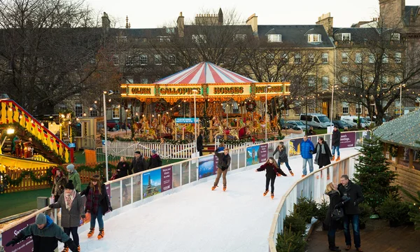 EDINBURGH, SCOTLAND, UK, December 08, 2014 - People enjoying skating during Edinburgh christmas market — Stock Photo, Image