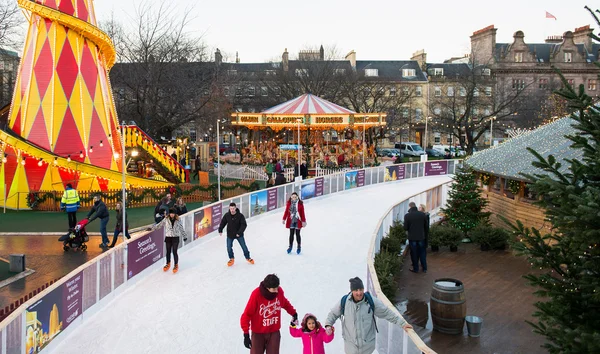ЭДИНБУРД, СКОТЛАНДИЯ, Великобритания, 8 декабря 2014 г. - Люди, наслаждающиеся катанием на коньках во время Эдинбургского рынка. — стоковое фото