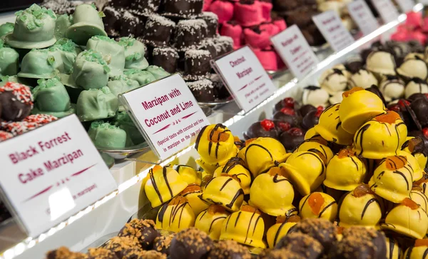 Doces de chocolate, doces em exposição — Fotografia de Stock