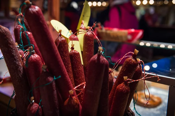 Seleção de diferentes tipos de salame em exibição — Fotografia de Stock