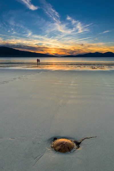 Paar genieten van de prachtige zonsondergang op het strand. Luskentyre, Isle of Harris, Schotland — Stockfoto