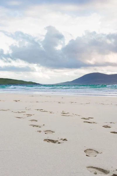 Fotspår i sanden, turkos vatten och imponerande skyes, Luskentyre, Isle of Harris, Skottland — Stockfoto