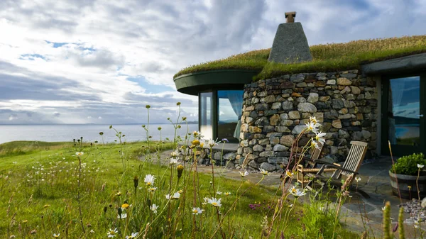 Каменный дом на берегу острова Харрис — стоковое фото