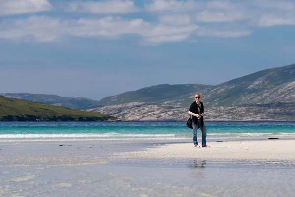 Joven mujer caucásica disfrutando de unas vacaciones en una playa de arena blanca con agua turquesa, Luskentyre, Isla de Harris, Escocia — Foto de Stock