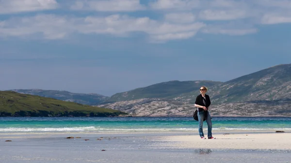 Wanita Kaukasia muda menikmati liburan di pantai berpasir putih dengan air pirus, Luskentyre, Isle of Harris, Skotlandia — Stok Foto