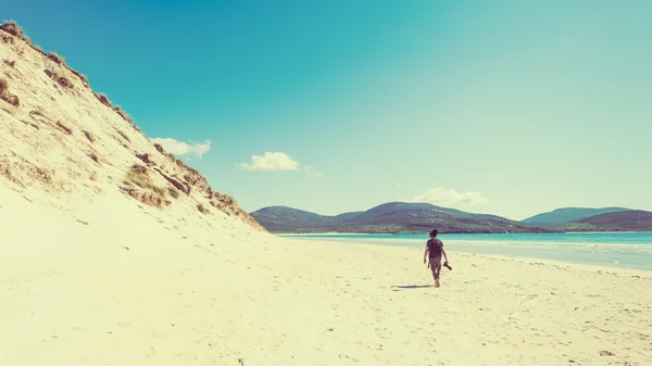 Young male photographer with dreadlocks at a sunny white sand beach with high sand dunes, Luskentyre, Isle of Harris, Hebrides, Scotland. — Stock Photo, Image