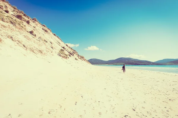 Young male photographer with dreadlocks at a sunny white sand beach with high sand dunes, Luskentyre, Isle of Harris, Hebrides, Scotland. — Stock Photo, Image