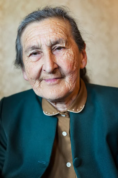 Schöne über 80-jährige Seniorin posiert für ein Porträt in ihrem Haus. — Stockfoto