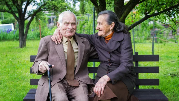 Mignon couple marié de plus de 80 ans posant pour un portrait dans leur jardin. Amour pour toujours concept . — Photo