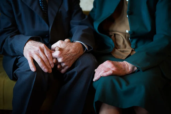 Nettes 80-jähriges Ehepaar posiert in seinem Haus für ein Porträt. Liebe für immer. — Stockfoto