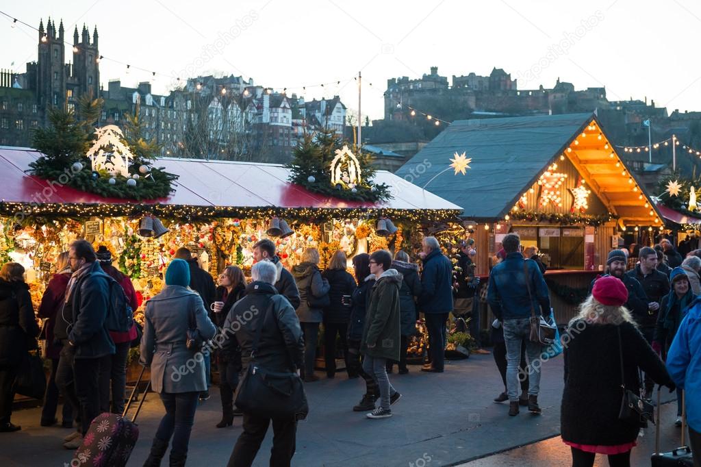 EDIMBURGO, SCOTLAND, Reino Unido, 08 de diciembre de 2014 - Personas caminando entre los puestos del mercado navideño alemán en Edimburgo, Escocia, Reino Unido, con el castillo de Edimburgo en el fondo — Foto de Stock