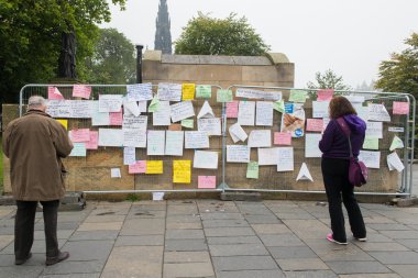 Edinburgh, İskoçya, Birleşik Krallık, 18 Eylül 2014 - insanlar referandum günü İskoçya bağımsızlık ilişkin el yazısı ileti okuma