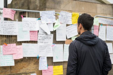 Edinburgh, İskoçya, Birleşik Krallık, 18 Eylül 2014 - adam referandum günü İskoçya bağımsızlık ilişkin el yazısı ileti okuma