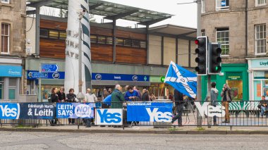 Edinburgh, İskoçya, Birleşik Krallık, 18 Eylül 2014 - onların görüş bağımsızlık Referandumu gündüz ifade Leith topluluk