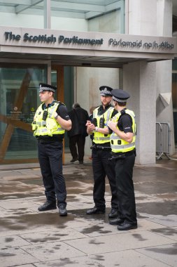 Edinburgh, İskoçya, Birleşik Krallık, 18 Eylül 2014-polis erkek İskoç parlament bağımsızlık referandum günü'nde bina koruma