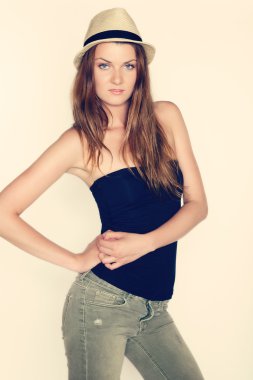 Çekici caucassian kadın genç, eğleniyor, bir portre için poz, serin hipster şapka