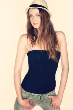 Çekici caucassian kadın genç, eğleniyor, bir portre için poz, serin hipster şapka