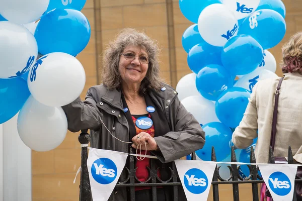 EDINBURGH, ÉCOSSE, Royaume-Uni, 18 septembre 2014 - Le public exprime son opinion sur l'indépendance lors de la journée référendaire à Édimbourg — Photo